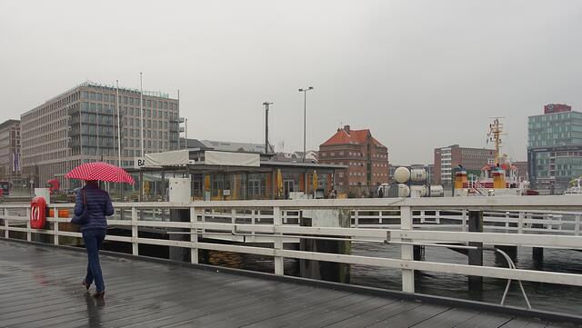 Die Hörnbrücke verbindet das Ost- mit dem Westufer der Kieler Förde. Foto: Helmut Kuzina