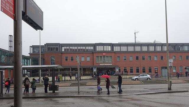 Eingangsbereich des Hauptbahnhofs an der vierspurigen Straße Sophienblatt. Foto: Helmut Kuzina