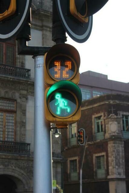 Laufende grüne Ampelmännchen mit Zeitangabe in Mexico City.