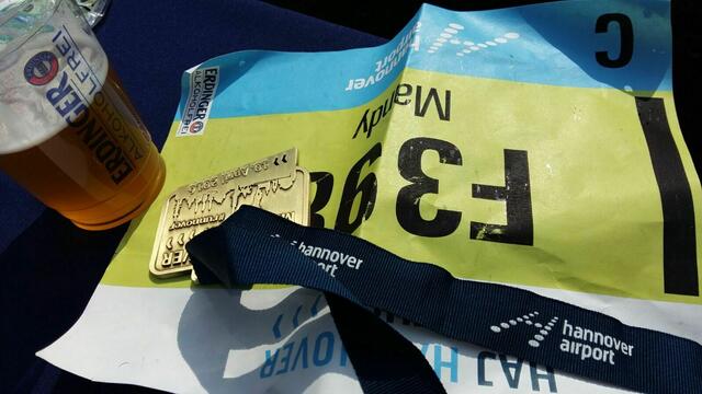 Im Ziel: Mandys Startnummer und Medaille