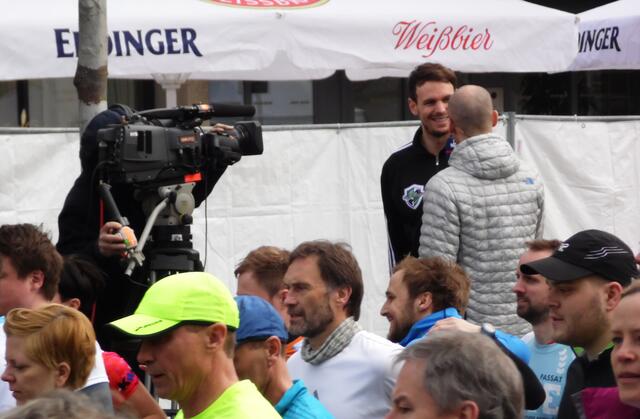 Handballeuropameister Kai Häfner, der den Startschuss gegeben hat, im Fernsehinterview. Zurzeit ist er verletzt. Doch im nächsten Jahr möchte er auch teilnehmen.