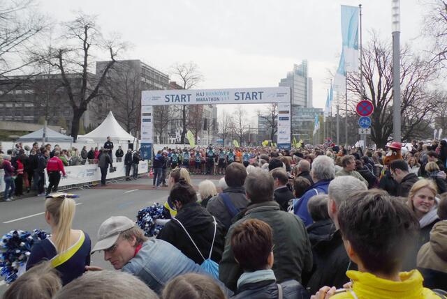 Der Halbmarathon wird gestartet. 15.000 Läufer scharren mit den Schuhsohlen.