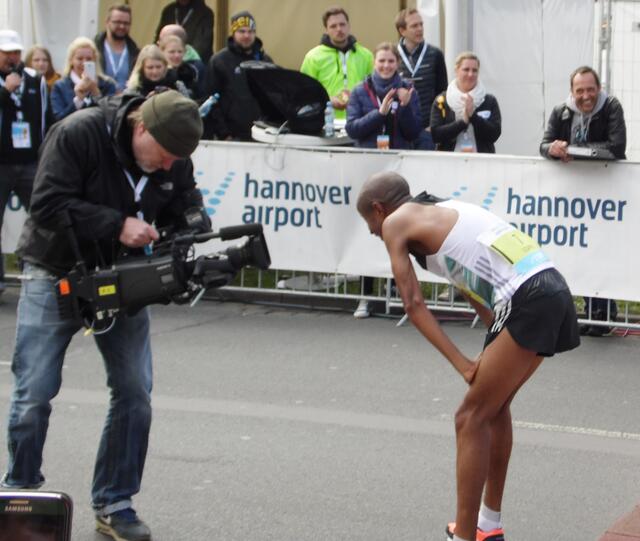 Lusapho April gewinnt den Hannover-Marathon zum dritten Mal. Nun erstmal durchschnaufen.