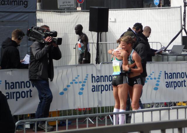 Lisa Hahner, die die Olympianorm bereits erfüllt hatte, kommt als sechste ins Ziel. Die beiden Zwillingsschwestern liegen sich in den Armen. Die Freudentränen fließen.
