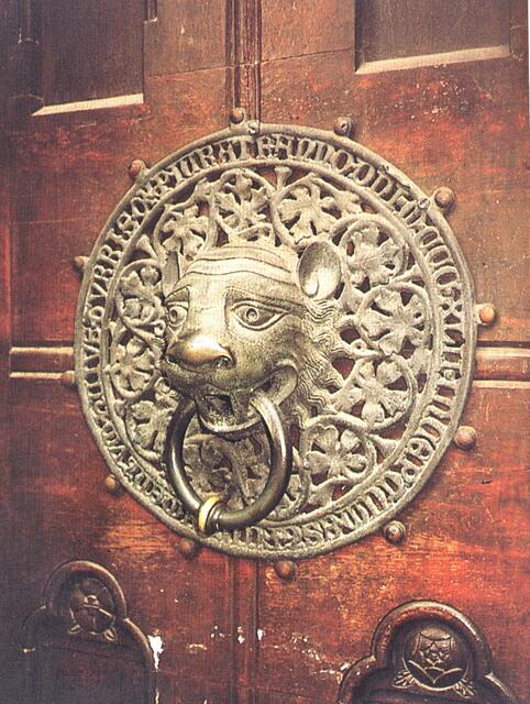 Löwenkopftürklopfer an der Hauptpforte von St. Petri. Dieser Türklopfer stammt ursprünglich aus dem Mariendom. Er ist eines der ältesten Skulpturen in Hamburg.