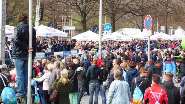 Der Sieger des Männerwettbewerbes, Lusapho April, wird gefeiert. Der Hannover Marathon 2016 war eine gelungene Veranstaltung.