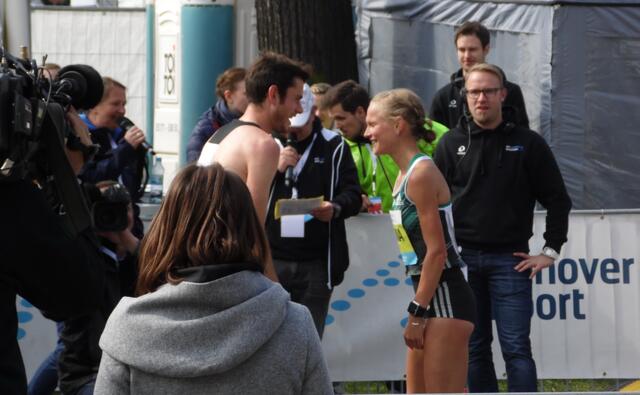 Und dann kommt als zweite Frau Anna Hahner ins Ziel. Die Freude ist groß, Olympianorm wohl geschafft.