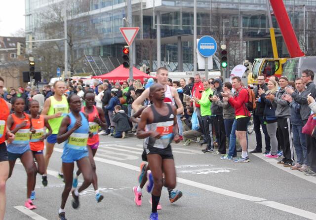 Die erste Frau von rechts, in dem roten Dress, ist die spätere Siegerin. Edinah Kwambai aus Kenia.