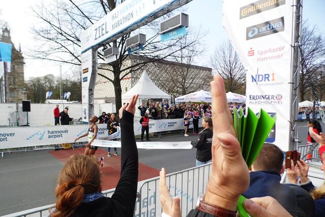Nach 42 Kilometern hat es ein Südafrikaner als Erster geschafft.