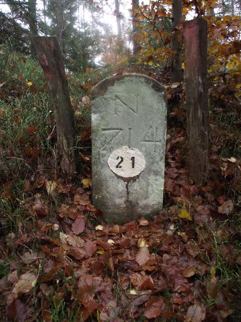 Grenzstein von 1756 am Wanderweg.