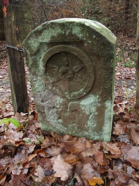 Grenzstein von 1756 mit dem Mainzer rad.