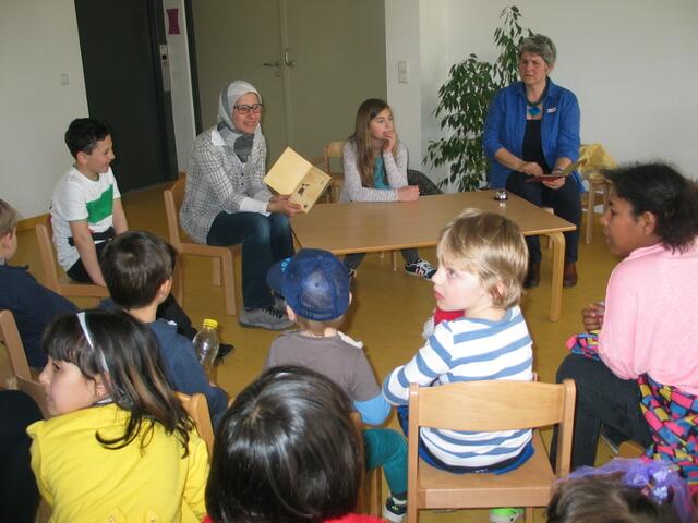 Halima und Elisabeth Wagner-Engert lasen Märchen in arabischer und deutscher Sprache vor.