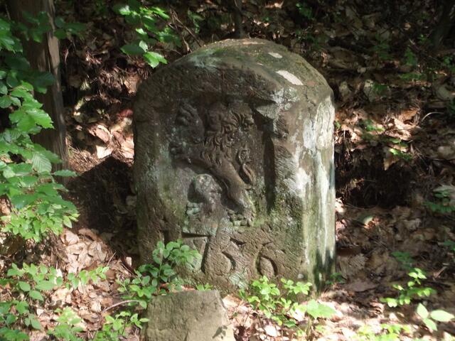 Grenzstein am Wanderweg von 1756 mit dem hessischen Löwen.