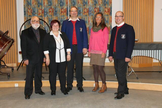 Das Präsidium der Stadtkapelle Wertingen (v. l.) Musikdirektor Manfred-Andreas Lipp, Vizepräsidentin Edeltraud Sailer, Präsident Christian Hof, Schatzmeisterin Anita Haupt und Beisitzer Christian Gärtner wurde von der Versammlung einstimmig Entlastet und für die geleistete Arbeit gelobt und mit Beifall bedacht.
