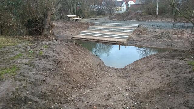 Gronau (Leine): Kanian "Bastion" mit neuer Ufertreppe im Unterwasser nach dem Wehr, die Ergänzung der Treppe im OW. Leider nicht nach Arbeitskreis-Empfehlung! Es wurden keine schlammfreien und preiswerteren Gitterroststufen eingebaut! Wasser auf den Podesten machen nasse, schlammige Füße! Zumal bepackte Kanus können nicht einfach per Rampe ins Wasser geschoben werden! Rampe wird noch senioren- u. behindertengerecht gebaut?