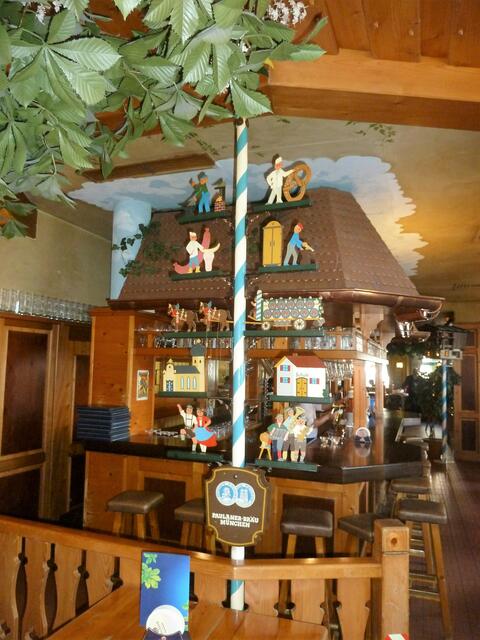 Auch hier steht der Maibaum.
