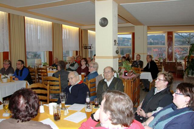 Blick zu den zahlreichen Gästen des Haus & Grund-Stammtisches im Hotel Glockenberg