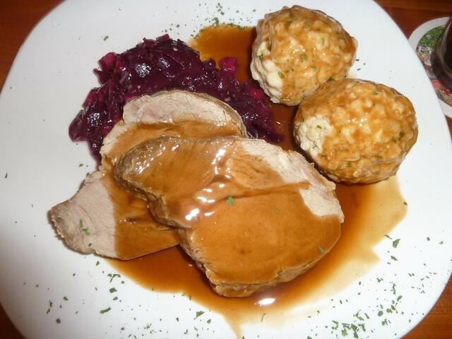 Schweinsbraten mit Semmelknödel und Rotkohl,hier ein Gedicht.