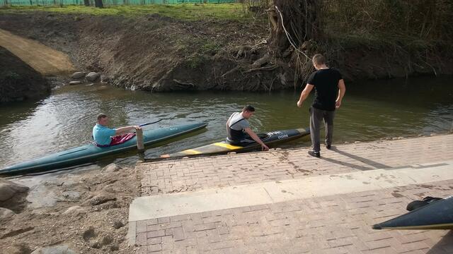 Gronau (Leine): Kanian "Bastion" mit neuer Ufertreppe im Unterwasser nach dem Wehr, die Ergänzung der Treppe im OW. Leider nicht nach Arbeitskreis-Empfehlung! Es wurden keine schlammfreien und preiswerteren Gitterroststufen eingebaut! Wasser auf den Podesten machen nasse, schlammige Füße! Zumal bepackte Kanus können nicht einfach per Rampe ins Wasser geschoben werden! Rampe wird noch senioren- u. behindertengerecht gebaut?