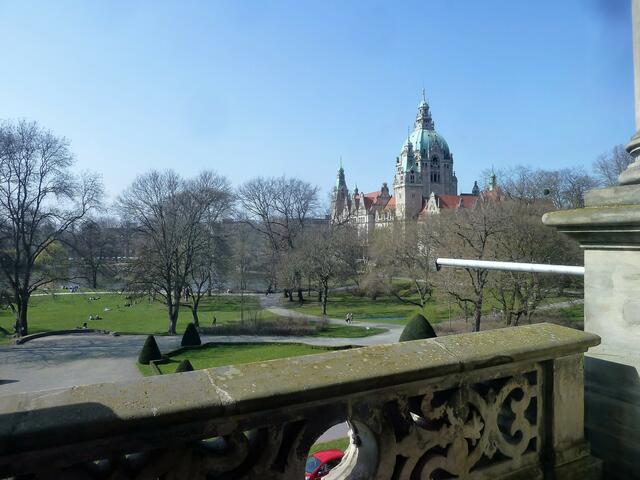 Ein Blick auf das neue Rathaus.