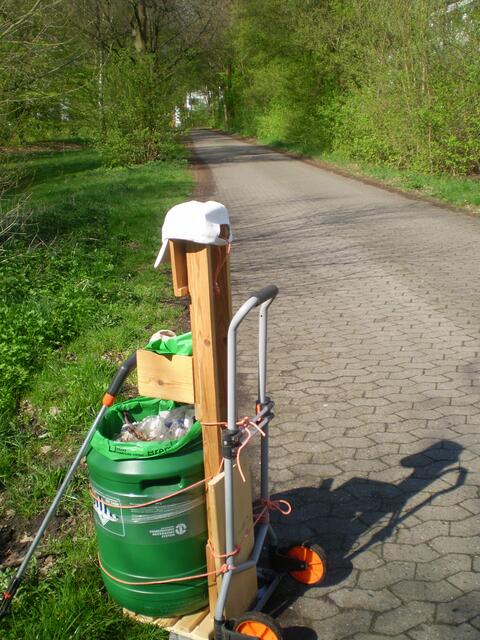 BREMEN RÄUMT AUF am 16. April 2016: Blick auf den Vahrer Feldweg am Georg-Junk-See