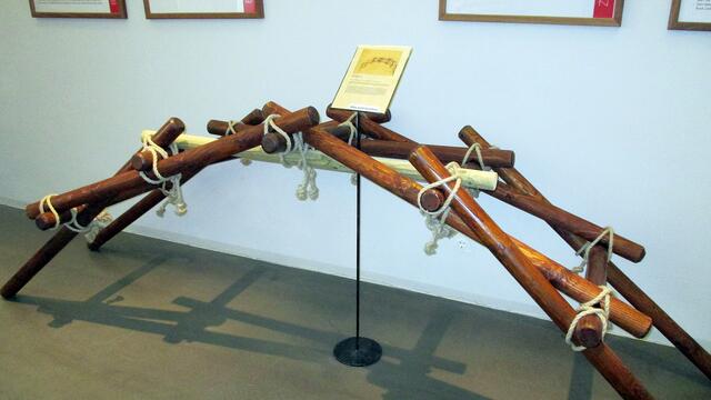 Bogenförmige Brücke - Leonardo da Vincis Maschinen in Naumburg !