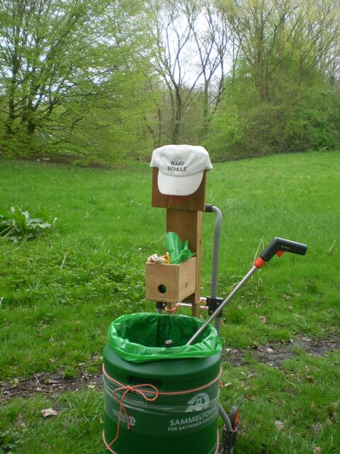 BREMEN RÄUMT AUF am 16. April 2016: BAKI-Man auf der Wiese vor dem Georg-Junk-See