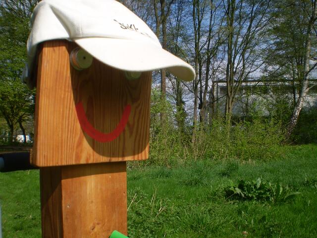 BREMEN RÄUMT AUF am 16. April 2016: BAKI-Man auf der Wiese vor dem Georg-Junk-See