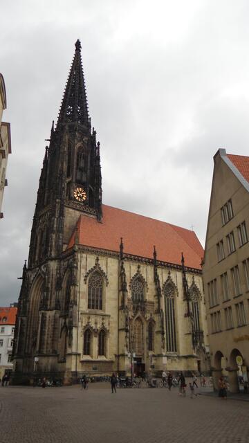 Jakobspilgerweg in Münster, der über die dortige Salzstraße an der Lambertikirche vorbeiführt und dann in den Prinzipalmarkt einbiegt