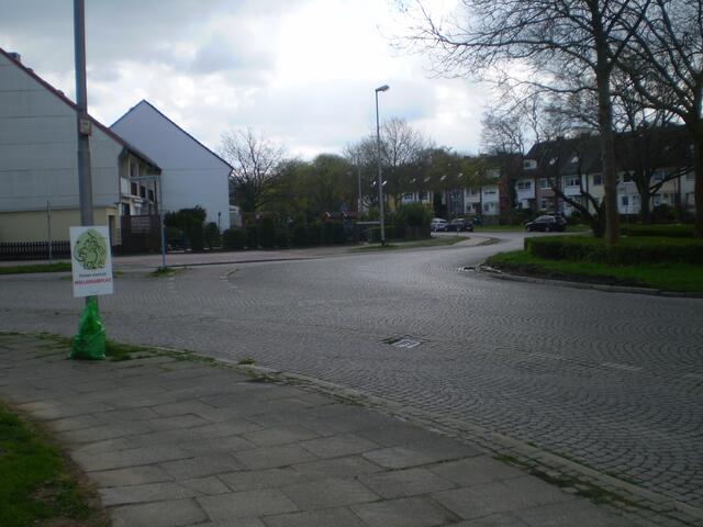 BREMEN RÄUMT AUF am 16. April 2016, 11.47 Uhr: Blick auf die Sammelstelle für volle Müllsäcke am Job-Günter-Klink-Platz - nahe dem "ÜWH BARDO"