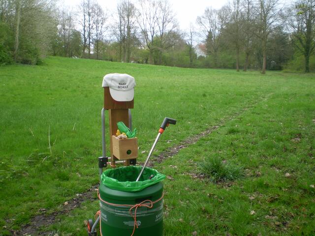 BREMEN RÄUMT AUF am 16. April 2016: BAKI-Man auf der Wiese am Georg-Junk-See