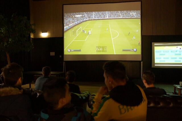 Playstation Fifa 16 Landkreismeisterschaft auf der Großleinwand