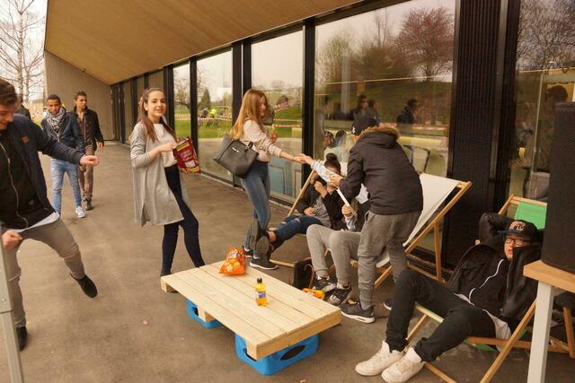 Chillen bei guter Musik und wechselnde DJs vor dem MATRIX