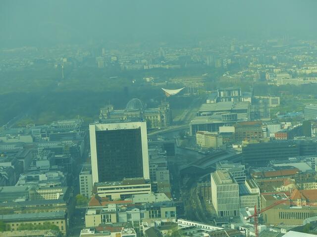 ein wenig schöner Hochbau stört den Blick zum Reichstag