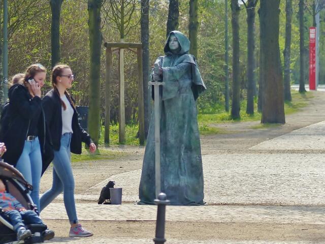 jemand spielt lebendiges Standbild