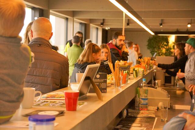 Die längste Theke in Königsbrunn ist immer gut besetzt