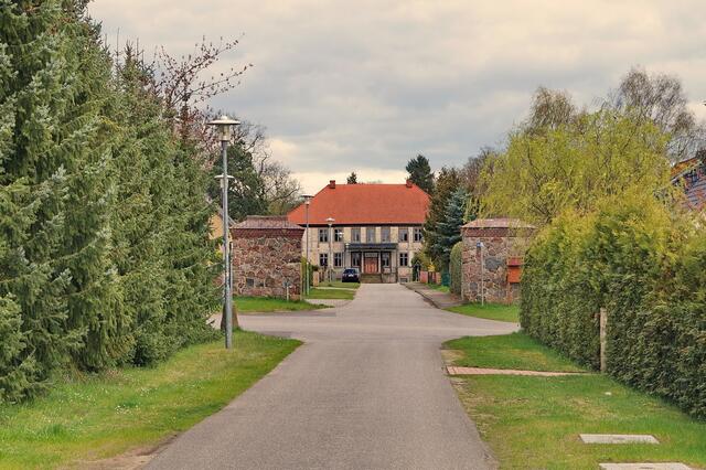 Das ehemalige Herrenhaus in Dammereez  - dahinter befindet sich ein englischer Landschaftspark