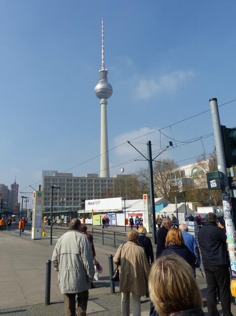 Fußweg zum Fernsehturm, wir wollen hoch hinauf, wie viele andere auch, die sich vor der Sicherheitskontrolle am Eingang stauen