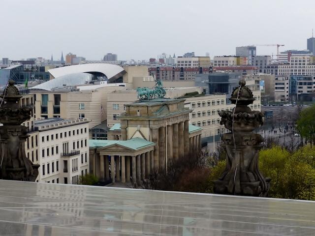 Blick vom Dach des Reichstages auf das Brandenburger Tor