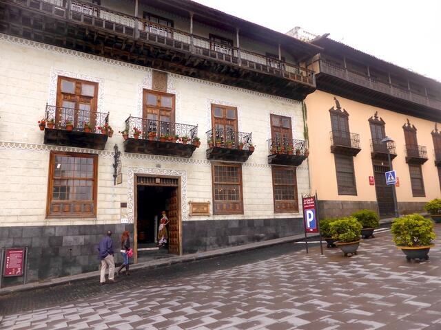 Die „Casa de los Balcones“, ein Haus von 1642 mit blumengeschmückten Balkonen zur Straßenseite und rund herumlaufenden Holzbalkonen zum Innenhof.