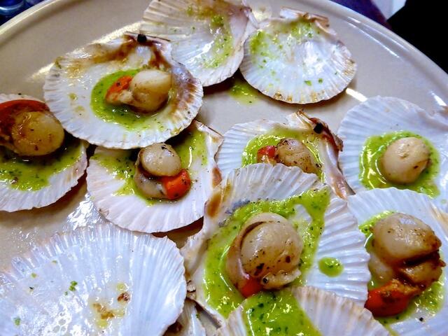 Lecker, Jakobsmuscheln in der Markthalle Mercado