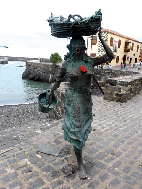 Gern schenken Urlauber der Fischfrau am Hafen von Puerto de la Cruz eine Hibiskusblüte