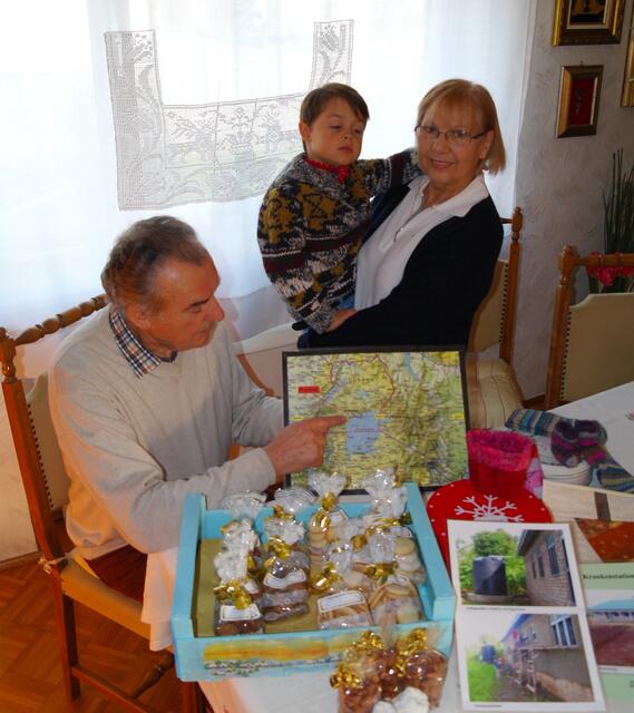 Ferdinand und Nadia Pfützner mit Enkel.