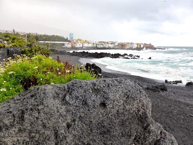 Der Sandstrand Playa Jardín in Puerto de la Cruz