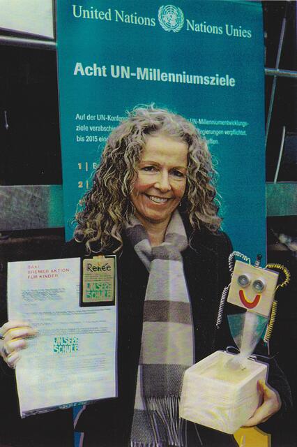Frau Dr. Renée Ernst, Beauftragte für die UN-Millenniumkampagne in Deutschland, am 17. November 2006 in Bremen - mit der zum "Roland der Schule" erklärten Bremer Schulkiste BAKI