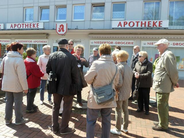 Unsere Gruppe hört gespannt, der guten Stadtführerin zu.