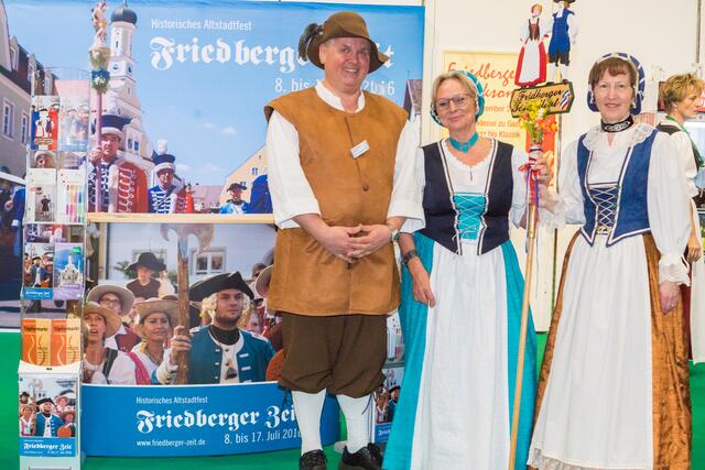 AFA 2016 - Lust auf die kommende Friedberger Zeit machen das Team um Hans-Jürgen Trinkl und die "Fridberger Tänzelleyt"