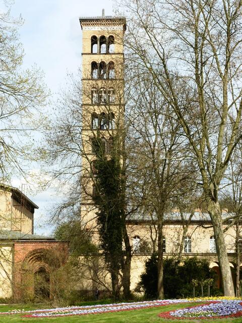 Der Turm der Friedenskirche, vom Marlygarten aus gesehen