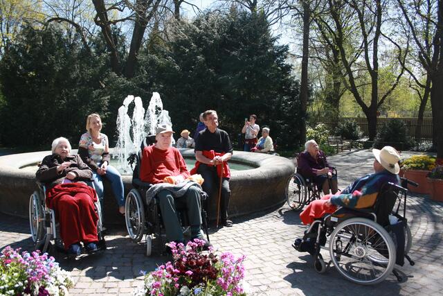 ... die Sonne und die Pflanzen gemeinsam genießen ...