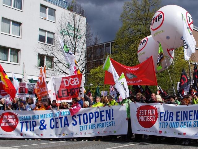 Lehrter Gewerkschafter im Demonstrationszug | Foto: DGB Lehrte